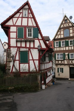 Haus auf der Mauer