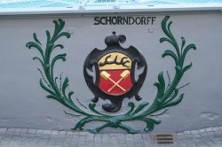 August Wappen am Marktbrunnen August Wappen am Marktbrunnen