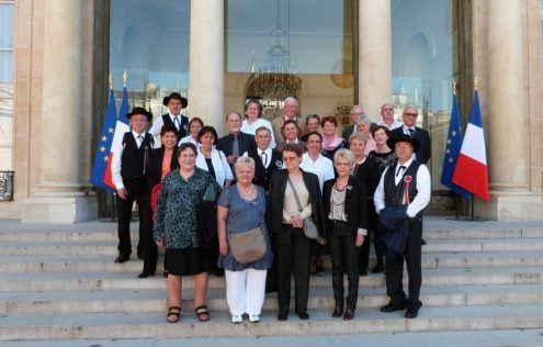 paris-gruppe-vor-dem-elysee-palast