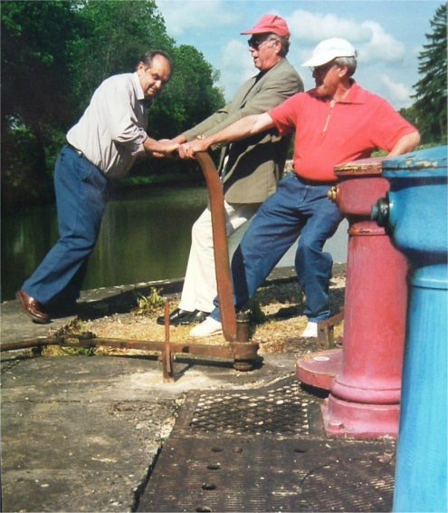 kraftakt-an-einer-handbetriebenen-schleuse